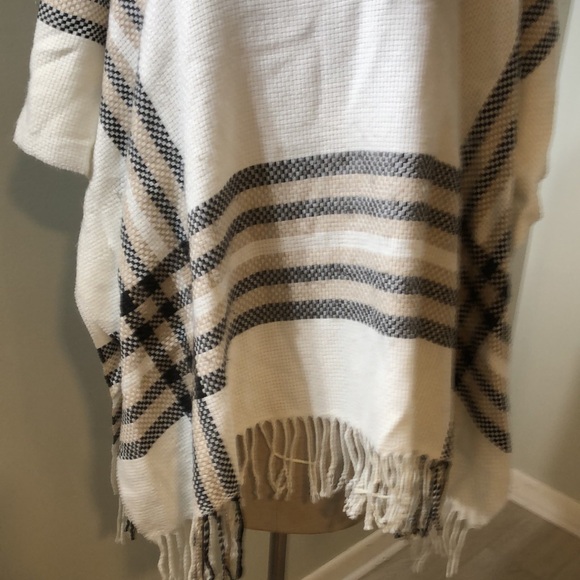 Johnston and Murphy women’s poncho - Picture 3 of 5